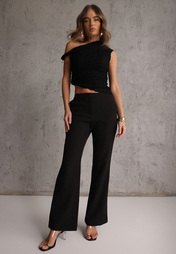 Renee - Czarne Spodnie Garniturowe VICES Typu Flare Tesilana. Okazja: na spotkanie biznesowe. Kolor: czarny. Styl: biznesowy
