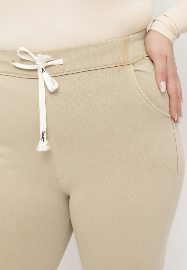 Born2be - Beżowe Spodnie Skinny ze Sznurkiem w Pasie i Kieszeniami Irfana. Okazja: na co dzień. Kolor: beżowy. Styl: casual, elegancki