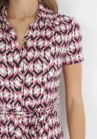 Born2be - Fuksjowa Koszulowa Sukienka Maxi z Materiałowym Paskiem Rainora. Okazja: na co dzień. Typ kołnierza: dekolt w kształcie V. Kolor: różowy. Materiał: materiał. Długość rękawa: krótki rękaw. Typ sukienki: koszulowe. Styl: klasyczny, casual, elegancki. Długość: maxi #5