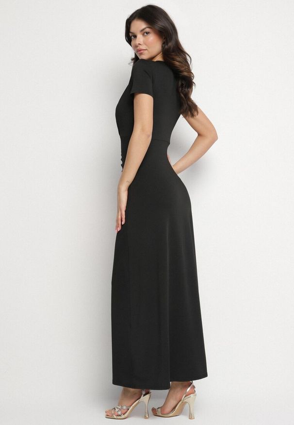 Born2be - Czarna Sukienka z Marszczeniami Taliowana z Dodatkiem Wiskozy Arelona. Okazja: na co dzień. Typ kołnierza: dekolt w kształcie V. Kolor: czarny. Materiał: wiskoza. Długość rękawa: krótki rękaw. Typ sukienki: proste. Styl: casual
