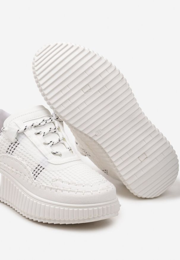 Renee - Białe Casualowe Sneakersy z Wiązaniem na Wzorzystej Grubej Podeszwie Aniata. Okazja: na co dzień. Nosek buta: okrągły. Zapięcie: sznurówki. Kolor: biały. Materiał: materiał. Obcas: na obcasie. Wysokość obcasa: niski