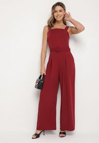 Born2be - Bordowy Taliowany Kombinezon z Ozdobnym Paskiem i Klamrą Doloriela. Kolor: czerwony. Styl: elegancki #5