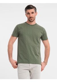 Ombre Clothing - Koszulka męska dzianinowa z nadrukiem full print – oliwkowa V2 OM-TSFP-0250 - XXL. Okazja: na co dzień. Kolor: oliwkowy. Materiał: dzianina. Długość rękawa: krótki rękaw. Długość: krótkie. Wzór: nadruk. Styl: klasyczny, casual