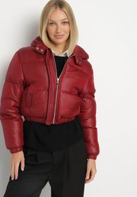 Born2be - Bordowa Kurtka Pikowana o Krótkim Fasonie z Kapturem Tinthella. Okazja: na spacer, na co dzień. Typ kołnierza: kaptur. Kolor: czerwony. Materiał: jeans. Długość: krótkie. Wzór: aplikacja. Styl: elegancki, casual #1