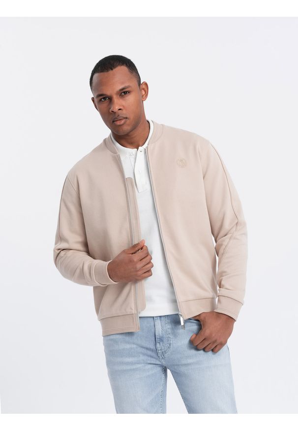 Ombre Clothing - Lekka kurtka męska bomberka z logowaną podszewką - jasnobeżowa V2. Okazja: na co dzień. Kolor: beżowy. Materiał: dzianina, materiał, poliester, bawełna, żakard. Wzór: nadruk, aplikacja. Styl: casual, elegancki