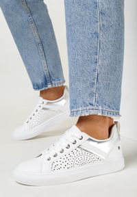 Born2be - Biało-Srebrne Buty Sportowe Hipho. Nosek buta: okrągły. Kolor: biały. Materiał: jeans, dresówka, materiał, skóra ekologiczna. Szerokość cholewki: normalna #1