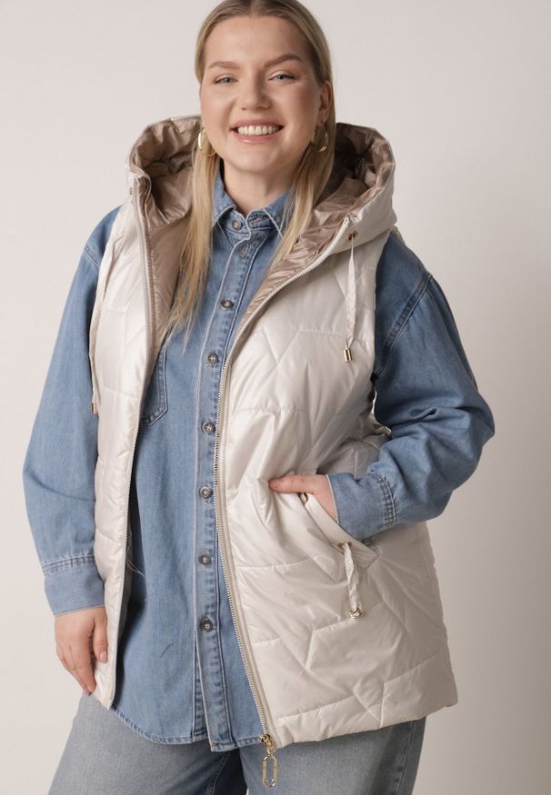 Born2be - Jasnoszara Kamizelka z Nieodpinanym Kapturem i Geometrycznym Pikowaniem Kalousa. Okazja: na co dzień. Kolor: szary. Materiał: jeans, dresówka. Długość rękawa: długi rękaw. Wzór: geometria. Styl: casual, klasyczny