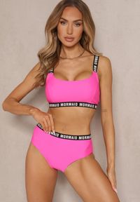 Renee - Różowe Bikini Majtki Typu Figi i Sportowa Góra Ozdobione Napisami Nevoneira. Kolor: różowy. Wzór: aplikacja, napisy