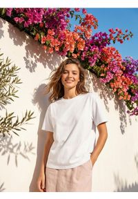 Sinsay - Bawełniana koszulka z krótkim rękawem - biały. Kolor: biały. Materiał: bawełna. Długość rękawa: krótki rękaw. Długość: krótkie