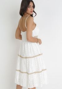 Born2be - Biała Sukienka Midi na Ramiączkach z Ozdobnym Dekoltem i Ażurową Wstawką Aryel. Kolor: biały. Długość rękawa: na ramiączkach. Wzór: ażurowy. Typ sukienki: rozkloszowane. Długość: midi #2