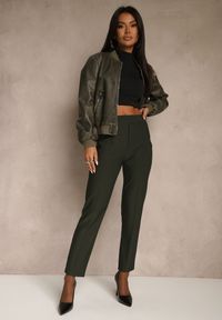 Renee - Ciemnozielone Spodnie z Kantem i Imitacją Kieszeni Rearie. Okazja: na co dzień. Kolekcja: plus size. Kolor: zielony. Styl: elegancki, casual #5