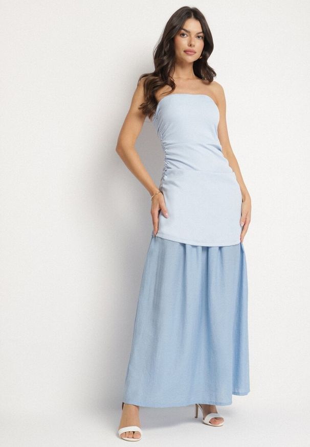 Born2be - Niebieska Koktajlowa Sukienka Typu Bandeau z Marszczeniem Izelessa. Okazja: na imprezę. Kolor: niebieski. Styl: wizytowy