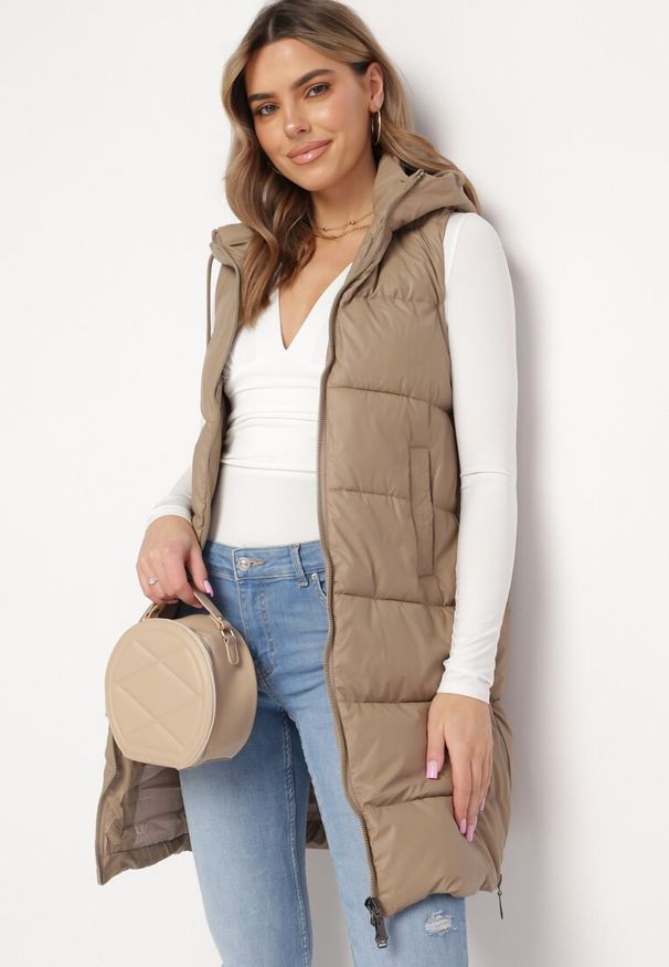 Born2be - Ciemnobeżowa Pikowana Kamizelka z Kapturem i Obustronnym Suwakiem Trilasa. Typ kołnierza: kaptur. Kolor: beżowy. Styl: elegancki