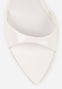 Renee - Białe Sandały ze Sprzączką wokół Kostki i Noskiem w Szpic z Lakierowanej Imitacji Skóry Santel. Okazja: na co dzień. Zapięcie: sprzączka. Kolor: biały. Materiał: skóra, lakier. Sezon: lato. Styl: casual, klasyczny, elegancki #3