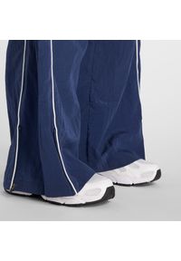 Spodnie damskie New Balance WB61Z1E6NNY – granatowe. Kolor: niebieski. Materiał: tkanina, nylon, materiał #6