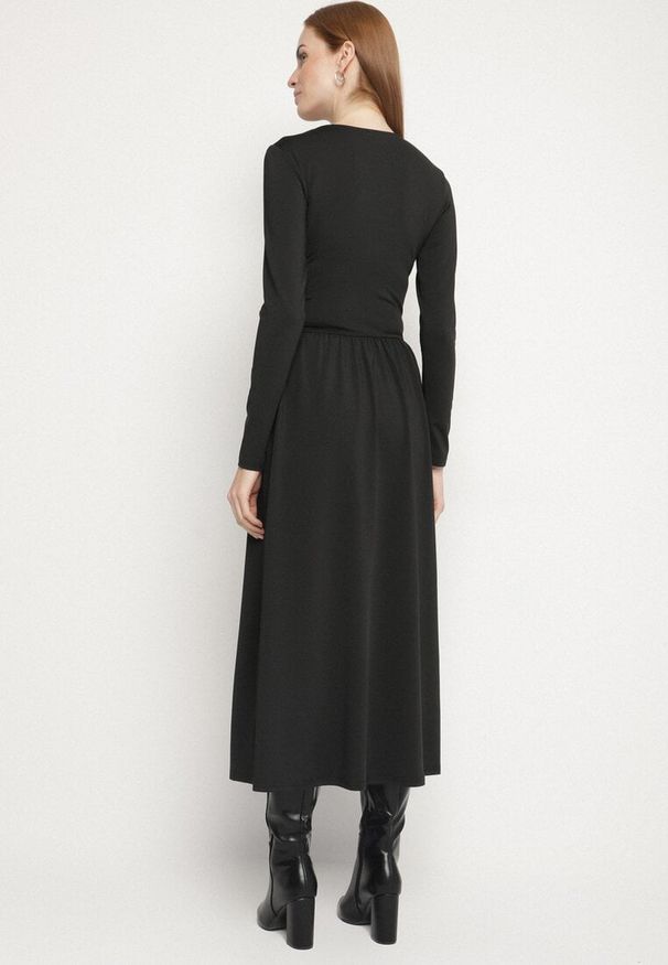 Born2be - Czarna Marszczona Sukienka Taliowana z Wiskozą z Dekoltem V i Długim Rękawem Emirie. Okazja: na co dzień, na spotkanie biznesowe. Typ kołnierza: dekolt w kształcie V. Kolor: czarny. Materiał: wiskoza. Długość rękawa: długi rękaw. Styl: casual, biznesowy