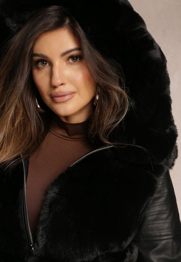 Renee - Czarna Kurtka z Imitacji Skóry Ozdobiona Futerkiem Wiązana w Pasie Veliusta. Kolor: czarny. Materiał: skóra, futro. Wzór: aplikacja. Styl: elegancki