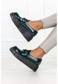 Casu - Zielone mokasyny skórzane lakierowane na platformie z łańcuchem produkt polski casu 20101. Kolor: zielony. Materiał: lakier, skóra. Obcas: na platformie #2