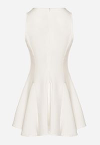 Born2be - Biała Rozkloszowana Sukienka Bez Rękawów z Ozdobnymi Wiązaniami Avelkio. Okazja: na spacer, na co dzień. Kolor: biały. Długość rękawa: bez rękawów. Typ sukienki: rozkloszowane. Styl: elegancki, casual #6