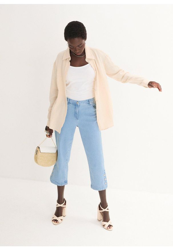 bonprix - Dżinsy rybaczki. Kolor: niebieski. Styl: elegancki