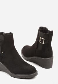 Born2be - Czarne Botki na Koturnie Ozdobione Paskiem z Klamrą Apanella. Okazja: na co dzień. Zapięcie: klamry. Kolor: czarny. Materiał: jeans. Wzór: aplikacja. Obcas: na koturnie. Styl: elegancki, casual #3