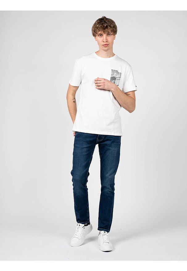 Pepe Jeans T-shirt "Shye" | PM508495 | Shye | Mężczyzna | Biały. Okazja: na co dzień. Kolor: biały. Materiał: bawełna. Wzór: aplikacja, nadruk. Styl: casual