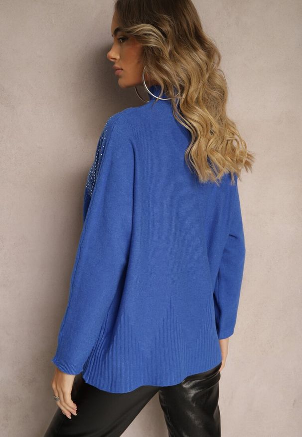 Renee - Niebieski Golf o Kroju Oversize z Eleganckim Cyrkoniowym Zdobieniem przy Dekolcie Melirra. Typ kołnierza: golf. Kolor: niebieski. Wzór: aplikacja. Sezon: zima. Styl: elegancki