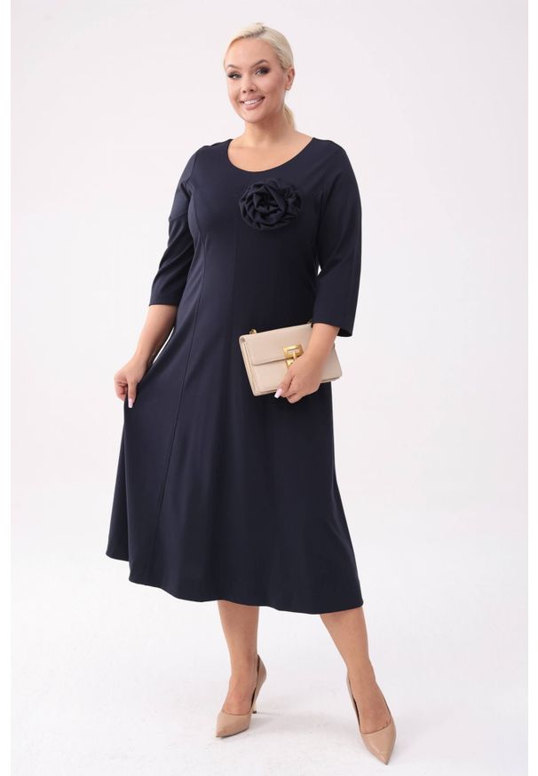 Moda Size Plus Iwanek - Granatowa sukienka Eliza - klasyczna elegancja z nowoczesnym akcentem PLUS SIZE XXL OVERSIZE. Okazja: na co dzień. Kolekcja: plus size. Kolor: niebieski. Materiał: tkanina, materiał, nylon, skóra, wiskoza. Wzór: kwiaty. Sezon: jesień. Typ sukienki: oversize, dla puszystych. Styl: klasyczny