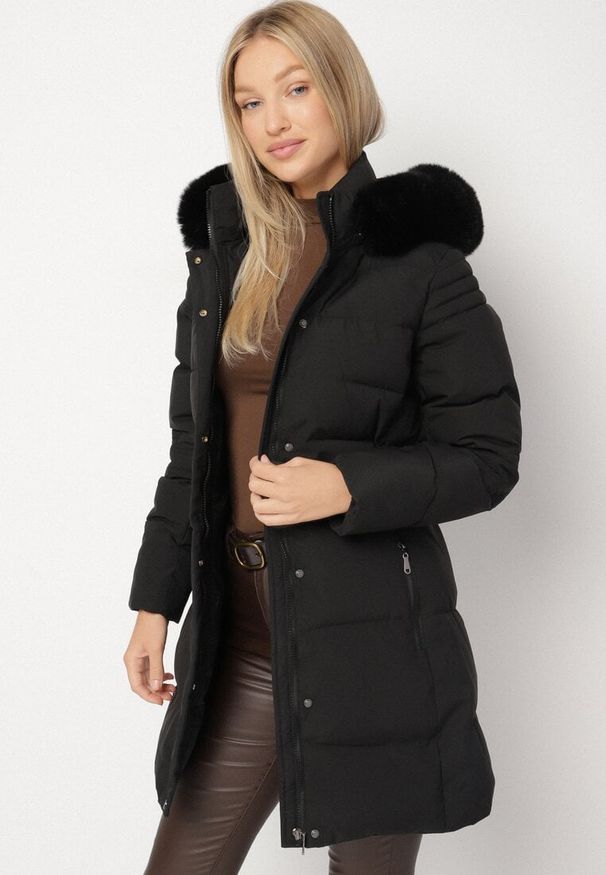 Born2be - Czarna Zimowa Kurtka z Pikowaniem i Kapturem z Futrem Gisatte. Okazja: do pracy, na co dzień, na spotkanie biznesowe. Kolor: czarny. Materiał: futro. Sezon: zima. Styl: casual, elegancki, biznesowy