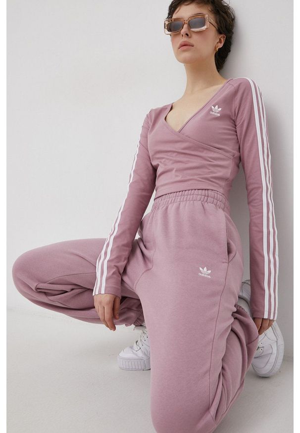 adidas Originals Longsleeve kolor różowy. Okazja: na co dzień. Kolor: różowy. Materiał: dzianina, bawełna. Długość rękawa: długi rękaw. Styl: casual