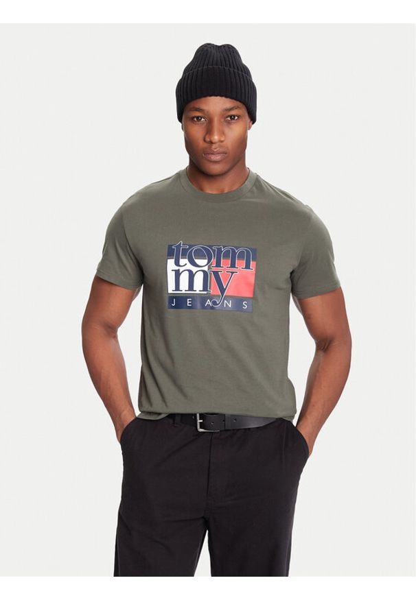 Tommy Jeans T-Shirt DM0DM21977 Khaki Regular Fit. Kolor: brązowy. Materiał: bawełna