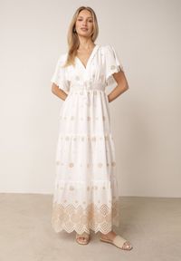 Born2be - Beżowa Bawełniana Sukienka Boho Zdobiona Etno Haftem i Chwostami Metona. Okazja: na spacer, na co dzień. Kolor: beżowy. Materiał: bawełna. Wzór: aplikacja, haft. Typ sukienki: proste. Styl: etno, boho #1