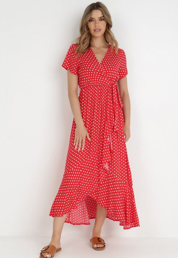 Born2be - Czerwona Sukienka Echosia. Kolor: czerwony. Materiał: materiał. Długość rękawa: krótki rękaw. Wzór: kropki. Typ sukienki: kopertowe. Długość: maxi