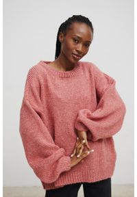 Marsala - Sweter oversize z bufiastymi rękawami w kolorze BRICK ORANGE - RIVERO. Okazja: na co dzień. Materiał: wełna, akryl. Sezon: zima, lato, jesień, wiosna. Styl: casual