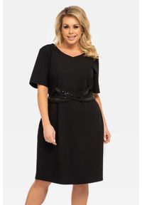 KARKO - Sukienka sylwestrowa trapezowa z ozdobnymi cekinowymi wstawkami w pasie EVE czarna PROMOCJA. Okazja: na imprezę, na wesele, na ślub cywilny. Kolekcja: plus size. Kolor: czarny. Materiał: wiskoza, tkanina, elastan, poliester. Długość rękawa: krótki rękaw. Sezon: lato. Typ sukienki: trapezowe. Styl: wizytowy, elegancki. Długość: midi #1