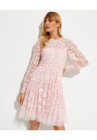 NEEDLE & THREAD - Różowa sukienka mini Emilana. Typ kołnierza: kokarda. Kolor: różowy, wielokolorowy, fioletowy. Długość rękawa: długi rękaw. Wzór: kwiaty. Długość: mini #1