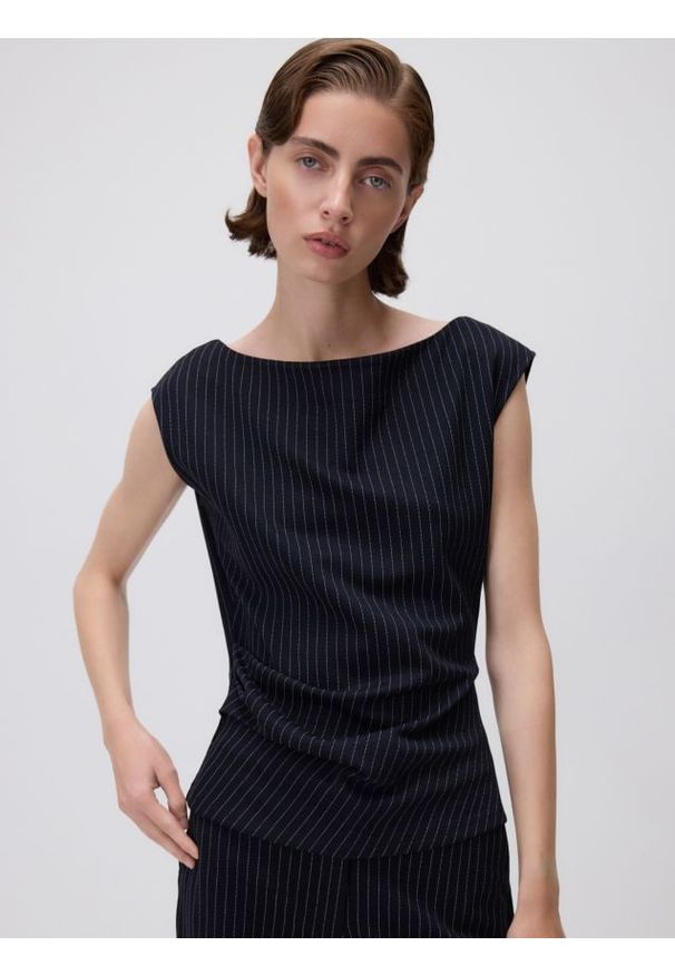 Reserved - Bluzka z drapowaniem - granatowy. Kolor: niebieski. Materiał: dzianina, wiskoza