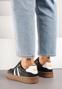 Born2be - Czarno-Białe Sneakersy w Stylu Tenisówek z Paskami na Boku Saliena. Okazja: na co dzień. Zapięcie: pasek. Kolor: czarny. Materiał: jeans, skóra #6