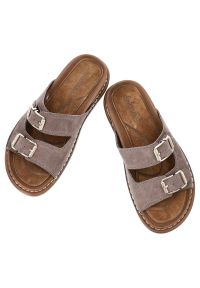 Szare Klapki Artiker Wygodne Obuwie Damskie. Okazja: na co dzień, na spacer. Kolor: szary. Materiał: zamsz. Sezon: lato. Styl: casual, klasyczny, elegancki #3