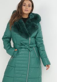 Born2be - Zielona Kurtka Długa Pikowana Płaszcz z Imitacji Skóry z Futerkiem Sezee. Kolekcja: dla wysokich. Kolor: zielony. Materiał: skóra, futro. Długość: długie. Sezon: zima, jesień #5
