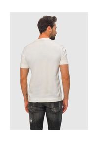 Emporio Armani - EMPORIO ARMANI Biały t-shirt męski ze srebrnym logo, Rozmiar S. Kolor: biały. Materiał: prążkowany. Wzór: aplikacja