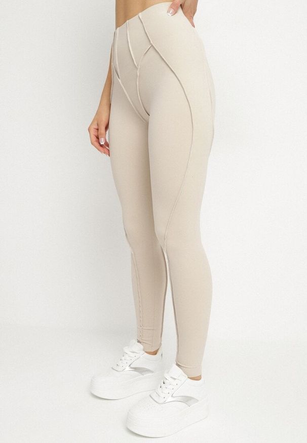 Born2be - Beżowy Komplet Sportowy z Ozdobnymi Przeszyciami Legginsy i Top na Ramiączkach Filinella. Kolor: beżowy. Materiał: skóra