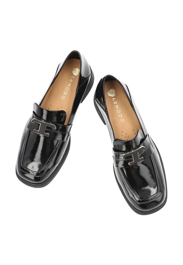 Czarne Półbuty Armodo Lakierowane Obuwie Damskie. Okazja: na spotkanie biznesowe, do pracy, na co dzień. Zapięcie: klamry. Kolor: czarny. Materiał: lakier. Wzór: aplikacja. Obcas: na obcasie. Styl: elegancki, casual, biznesowy. Wysokość obcasa: niski