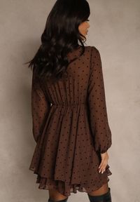 Renee - Ciemnobrązowa Rozkloszowana Sukienka w Kropki Ozdobiona Marszczeniem Liserra. Okazja: na imprezę. Kolor: brązowy. Wzór: aplikacja, kropki. Sezon: lato. Styl: elegancki, klasyczny #3