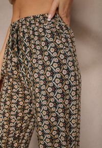 Renee - Zielone Spodnie z Bawełny o Prostym Kroju z Gumką w Pasie w Geometryczny Print Avelriz. Okazja: do pracy, na spotkanie biznesowe, na co dzień. Kolor: zielony. Materiał: bawełna. Wzór: geometria, nadruk. Sezon: lato, wiosna. Styl: klasyczny, casual, biznesowy #5