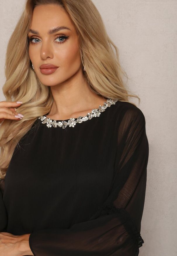 Renee - Czarna Sukienka Rozkloszowana Mini z Falbanką i Cyrkoniami przy Szyi Felicerna. Kolor: czarny. Wzór: aplikacja. Długość: mini
