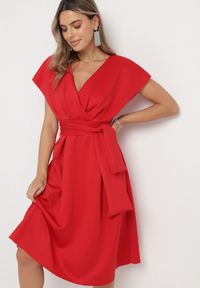 Born2be - Czerwona Rozkloszowana Sukienka Midi z Trójkątnym Dekoltem i Paskiem w Talii Tulika. Kolor: czerwony. Typ sukienki: kopertowe. Styl: elegancki. Długość: midi #4