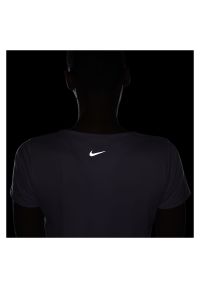 Koszulka damska do biegania Nike Run Swoosh CZ9278. Materiał: materiał, poliester. Długość rękawa: krótki rękaw. Technologia: Dri-Fit (Nike). Długość: krótkie. Sport: bieganie