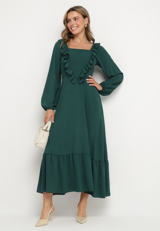 Born2be - Ciemnozielona Sukienka Długa Rozkloszowana z Ozdobnymi Falbankami Ferellia. Typ kołnierza: kołnierz z falbankami. Kolor: zielony. Materiał: jeans, materiał. Typ sukienki: rozkloszowane. Długość: maxi