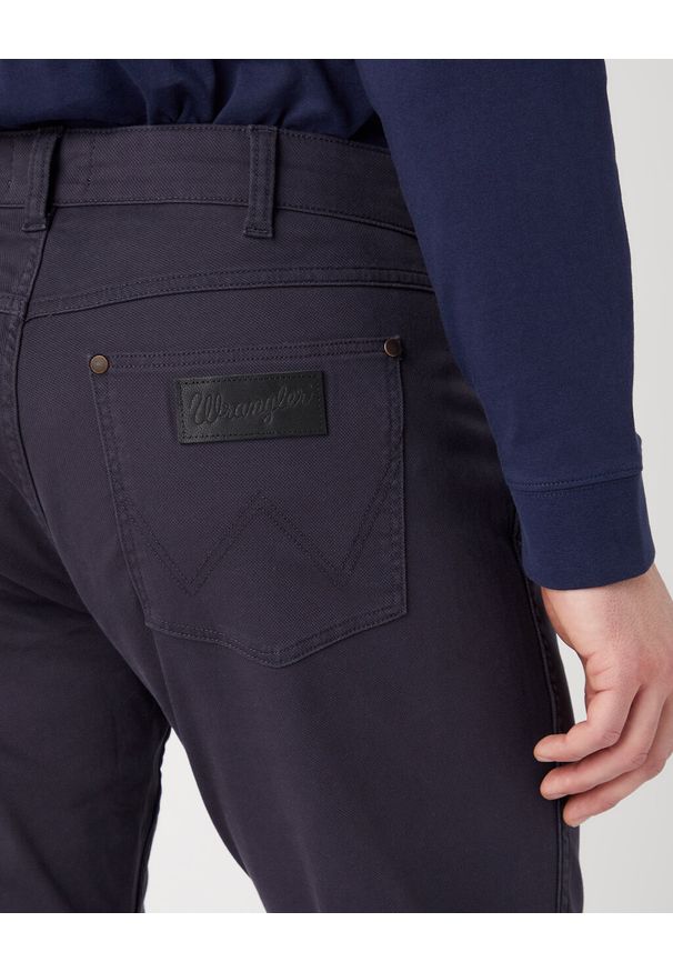 Wrangler - WRANGLER MESKIE SPODNIE MATERIAŁOWE MATERIAŁ GREENSBORO DARK NAVY W15QLNXAE. Materiał: materiał